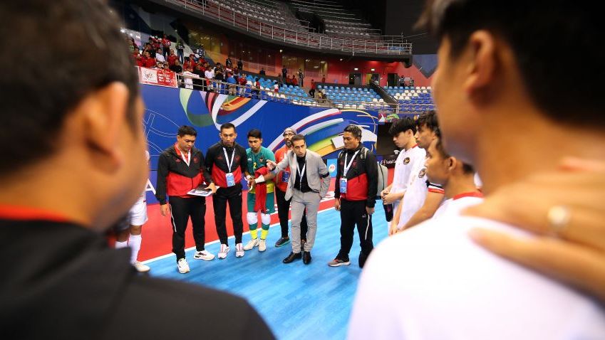 Pelatih timnas futsal Indonesia, Mohammad Hashemzadeh (setelah jas abu-abu), memberikan arahan kepada timnya pada Piala Asia Futsal 2022 di Kuwait, Oktober 2022.