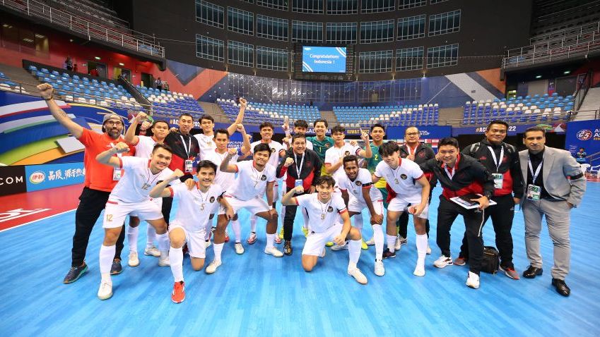 Timnas futsal Indonesia merayakan keberhasilan lolos ke perempat final Piala Asia Futsal 2022 di Kuwait, Oktober 2022.
