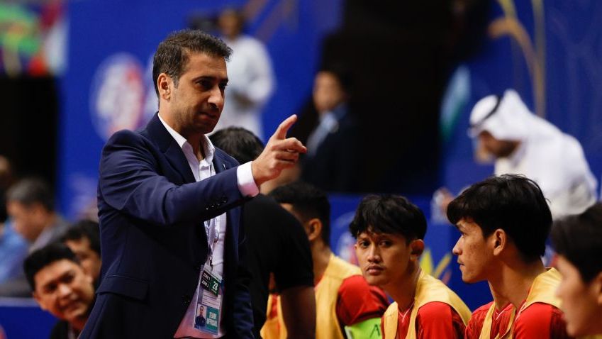 Mohammad Hashemzadeh memberikan instruksi kepada para pemainnya saat menangani timnas futsal Indonesia pada Piala Asia Futsal 2022 di Kuwait, Oktober 2022.