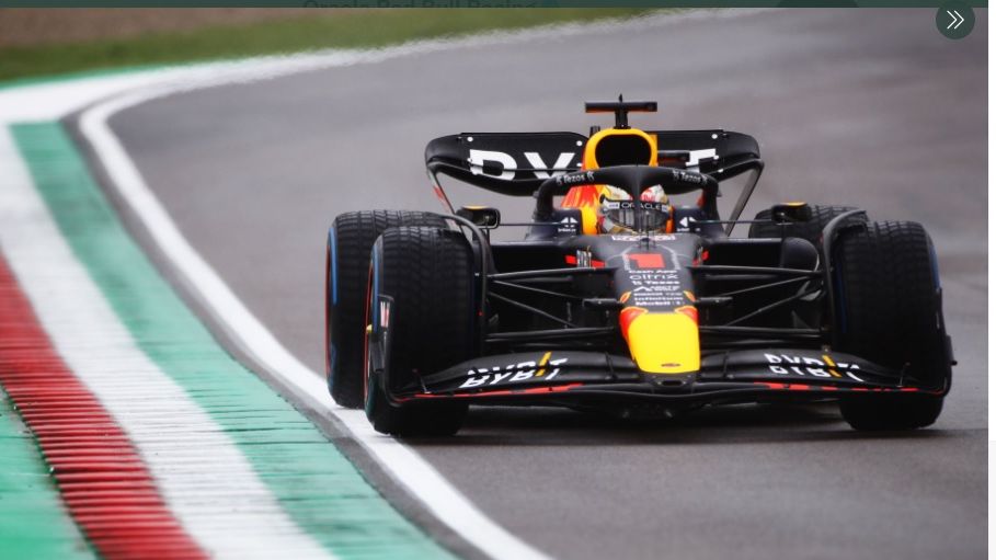 Max Verstappen (Red Bull Racing) saat menjalani sesi latihan bebas pertama F1 GP Emilia Romagna 2022 yang berlangsung di Sirkuit Imola, Italia pada Jumat (22/4/2022).