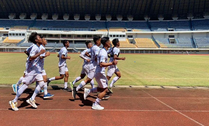 Pemain Persib menjalani latihan fisik dengan berlari mengitari Stadion Gelora Bandung Lautan Api (GBLA) pada Agustus 2020. 