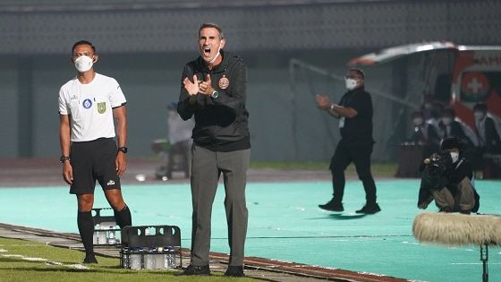 Ekspresi pelatih Persija, Angelo Alessio saat memberi semangat ke pemainnya saat bersua PSIS Semarang dalam laga pekan kedua Liga 1 2021-2022, 12 September 2021.
