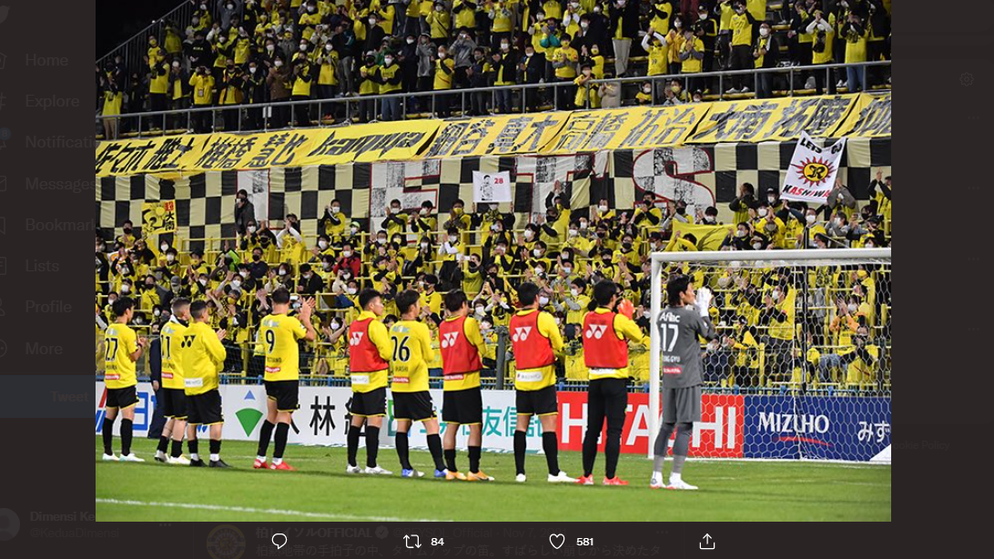 Skuad Kashiwa Reysol menghampiri suporter usai pertandingan.