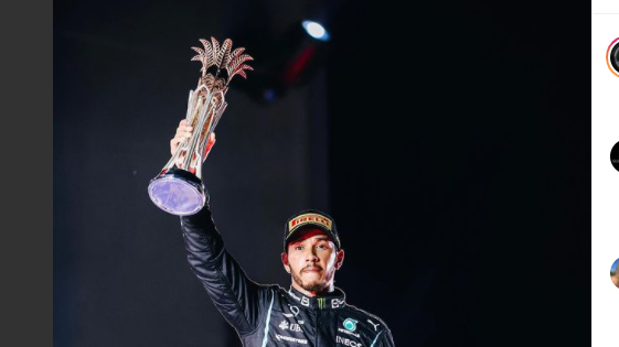Pembalap Mercedes, Lewis Hamilton, mengangkat trofi usai memenangi GP Arab Saudi 2021.