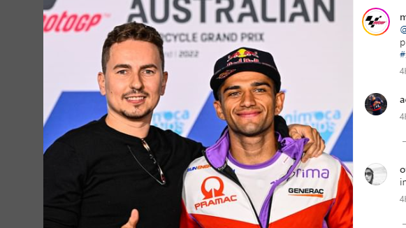 Peraih pole position MotoGP Australia 2022, Jorge Martin, berpose bersama pemegang rekor lap Sirkuit Phillip Island sebelumnya, Jorge Lorenzo.