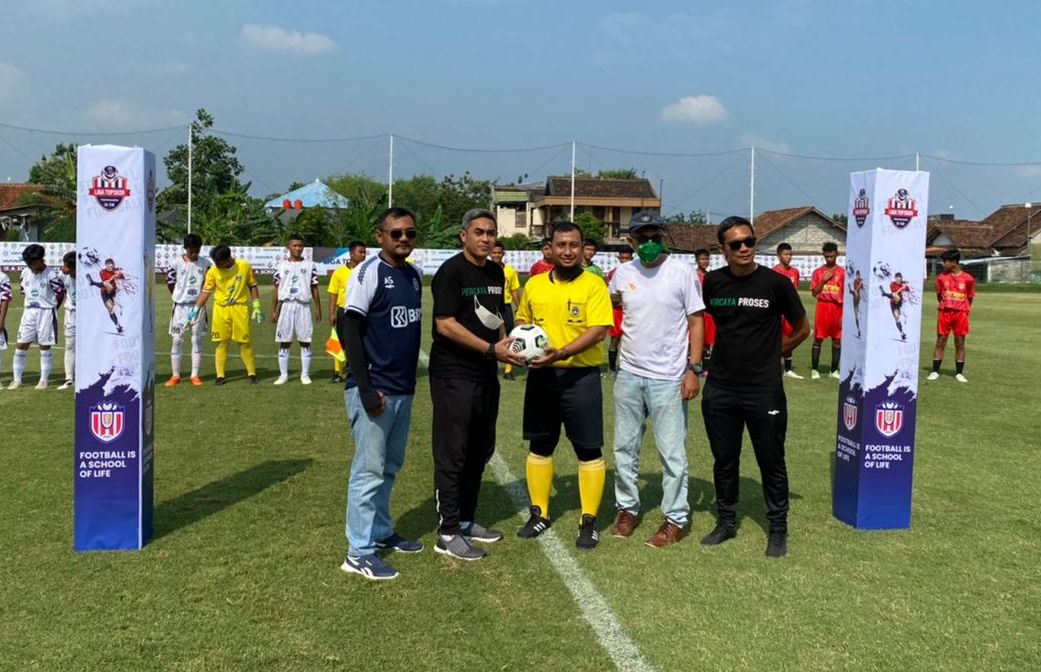 Asisten pelatih timnas Indonesia U-16, Indriyanto Nugroho (tengah kiri) saat menghadiri pembukaan Liga TopSkor Yogyakarta.
