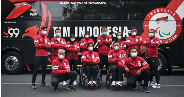 Tim para atletik dan Ketua NPC Indonesia, Senny Marbun, sebelum bertolak menuju Tokyo pada Jumat (20/8), pukul 07.00 WIB.