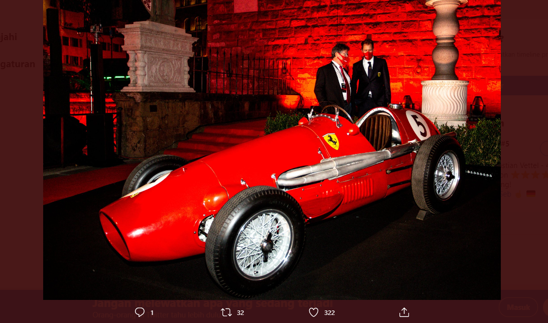 CEO Ferrari, Louis Camilleri (kiri), dan mantan pembalap Tim Kuda Jingkrak, Sebastian Vettel, sedang berbicara di depan Ferrari 125, mobil pertama Ferrari di F1 pada 1950. Ferrari musim ini sangat terpuruk dan belum mampu bangkit. 