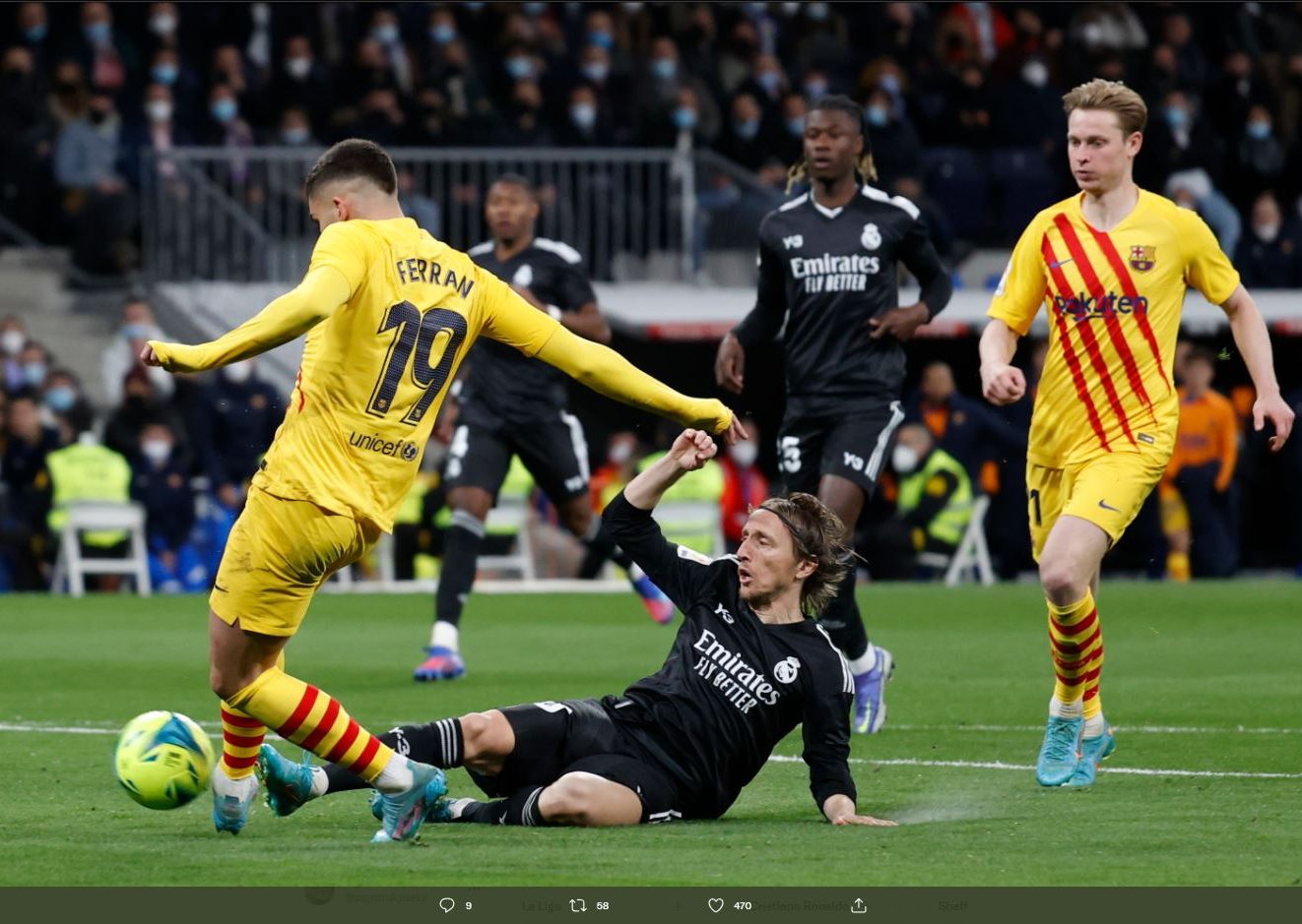 Penyerang Barcelona, Ferran Torres, mencetak gol ke gawang Real Madrid di laga El Clasico, Senin (21/3/2022) dini hari WIB.