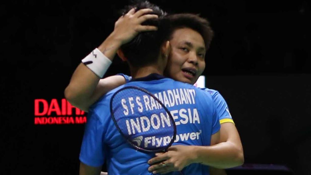 Apriyani Rahayu dan Siti Fadia Silva Ramadhanti berpelukan usai menuntaskan laga final ganda putri Indonesia Masters 2022 yang digelar di Istora Senayan, Jakarta pada Minggu (12/6/2022).