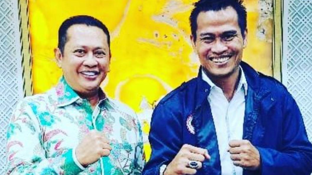 Ketua Umum Predatir MMA Indonesia, Linson Simanjuntak (kanan), berpose dengan Ketua MPR RI, Bambang Soesatyo.