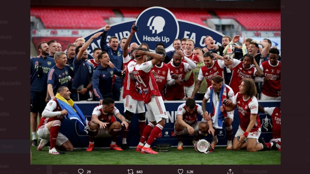 Kapten Arsenal, Pierre-Emerick Aubameyang, menjatuhkan trofi Piala FA pada selebrasi di Stadion Wembley.