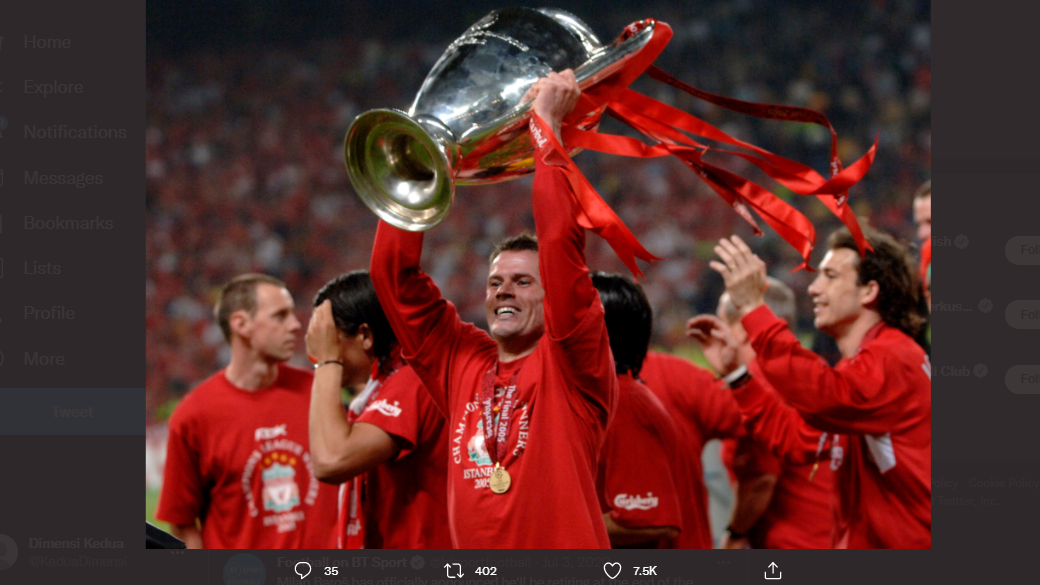 Jamie Carragher mengangkat trofi Liga Champions 2004-2005 yang diraihnya bersama Liverpool.