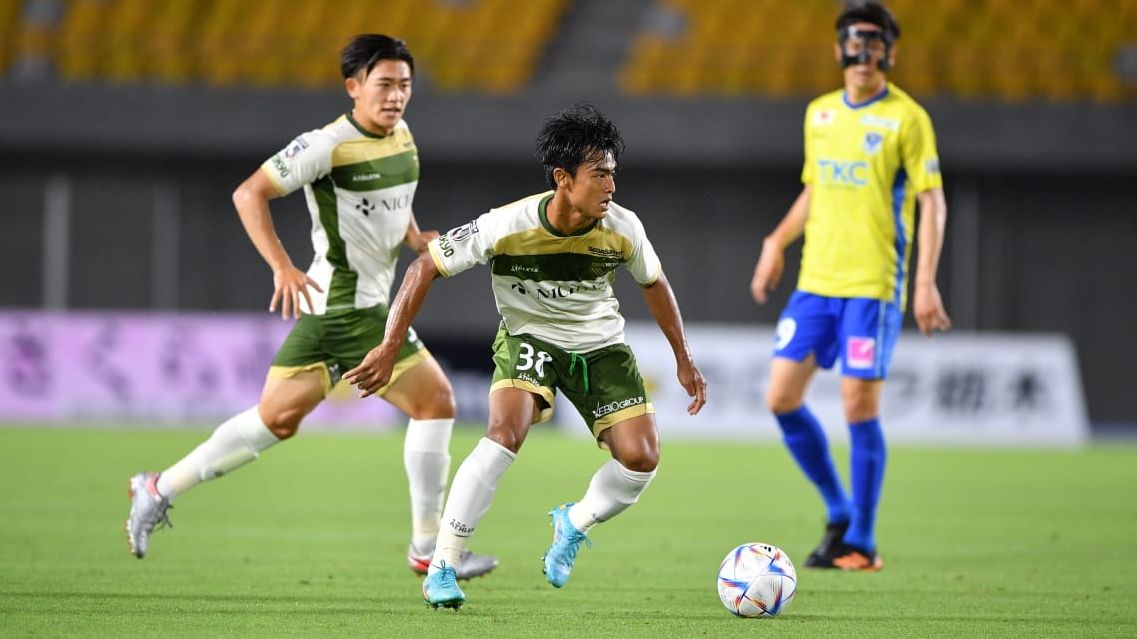 Pratama Arhan menguasai bola saat menjalani debutnya bersama Tokyo Verdy di J2 League menghadapi Tochigi SC, 6 Juli 2022.