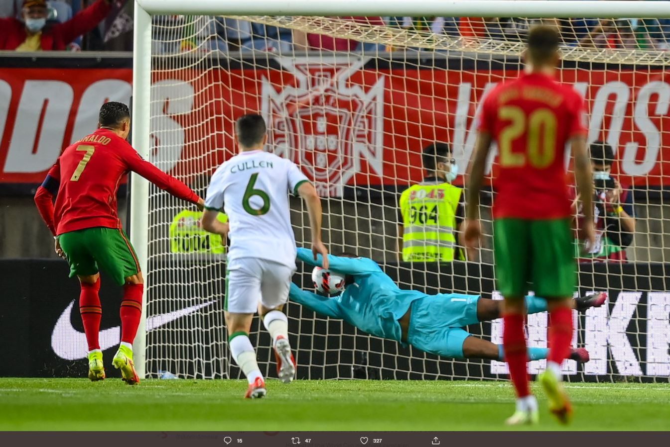 Tendangan penalti Cristiano Ronaldo ditepis kiper Republik Irlandia, Gavin Bazunu.