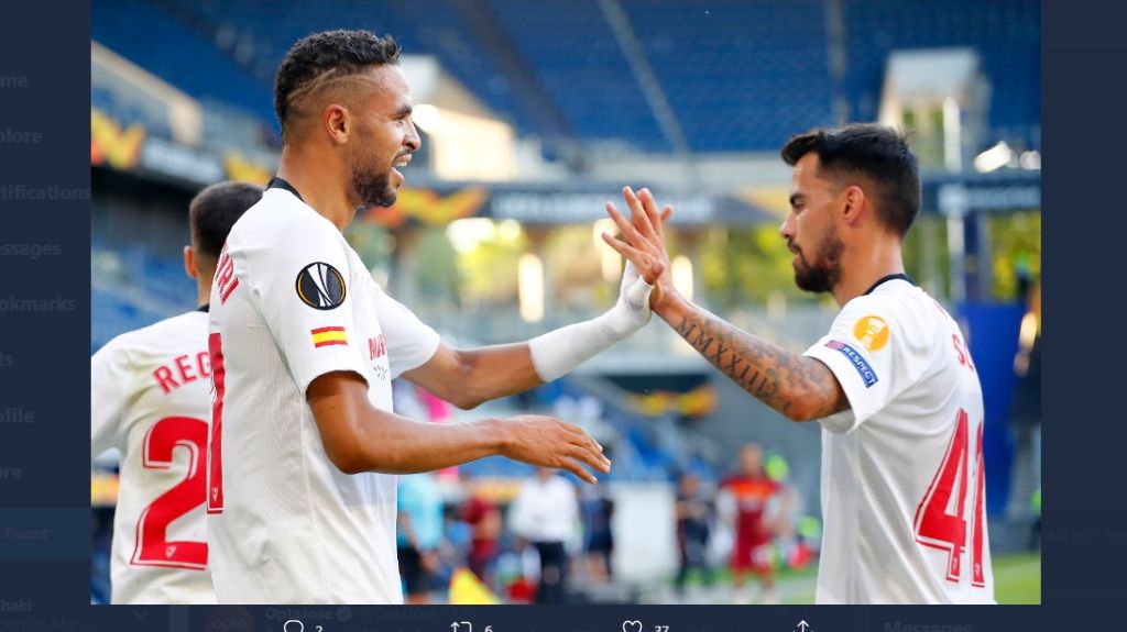 Pemain Sevilla, Suso (kanan) dan Youssef En-Nesyri (kiri), merayakan kemenangan di Liga Europa.