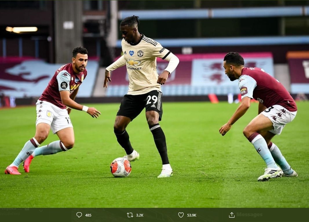 Bek Kanan Manchester United,  Aaron Wan-Bissaka, beraksi saat timnya menghadapi Aston Villa, di Villa Park, Jumat (10/7/2020).