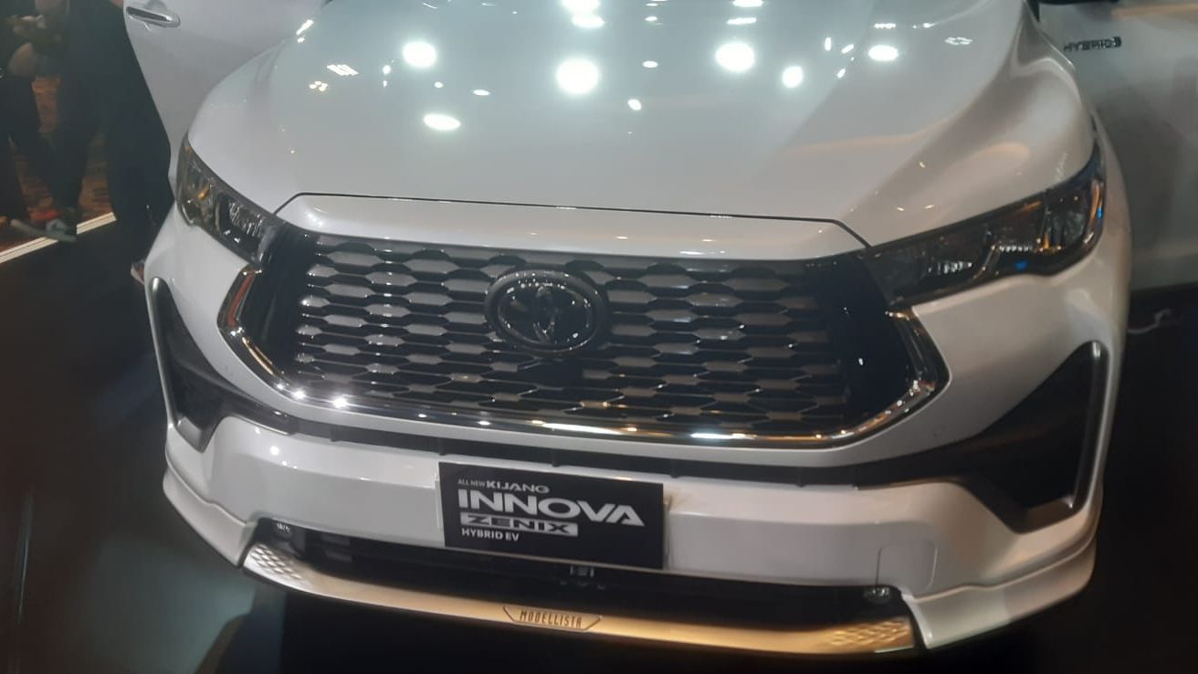 All New Toyota Kijang Innova Zenix bagian grille.