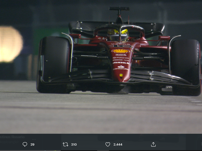 Pembalap Ferrari, Charles Leclerc, saat tampil di kualifikasi F1 GP Singapura 2022.