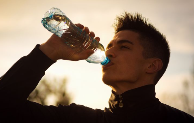 Ilustrasi minum air setelah olahraga.