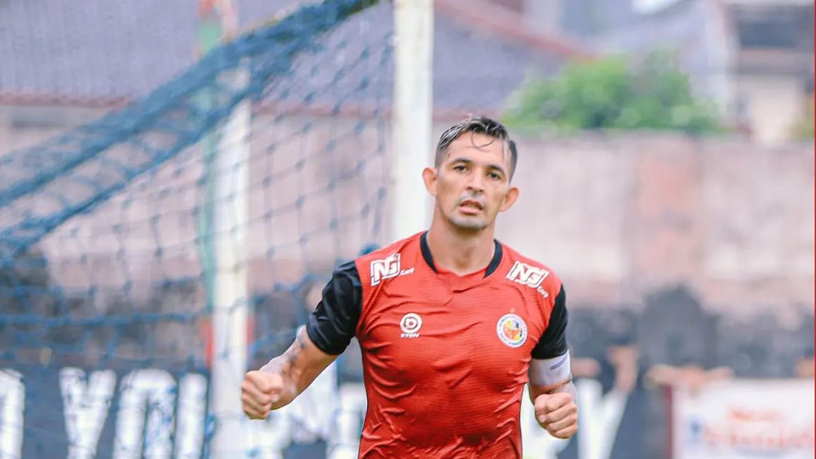 Penyerang Semen Padang FC kelahiran Paraguay, Silvio Escobar mencetak dua gol ke gawang Persikas Subang dalam Tour de Java pada 26 Juni 2022.