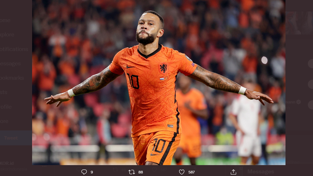 Memphis Depay merayakan gol untuk timnas Belanda ke gawang Montenegro.