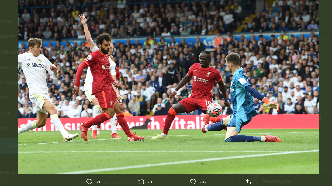 Momen saat Mohamed Salah mencetak gol ke gawang Leeds United untuk Liverpool.
