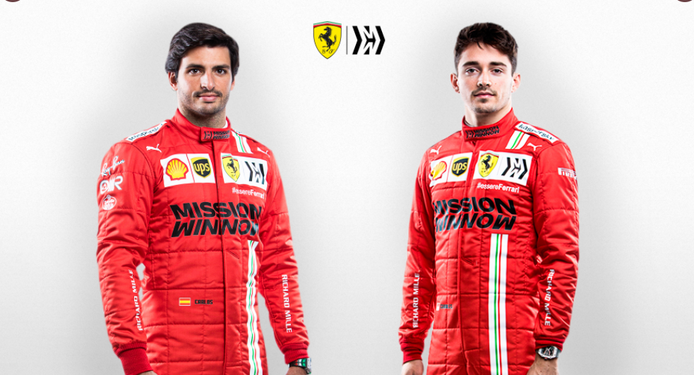 Duo pembalap Ferrari, Carlos Sainz Jr (kiri) dan Charles Leclerc  dalam sesi perkenalan tim untuk F1 2021, Jumat (26/2/2021).