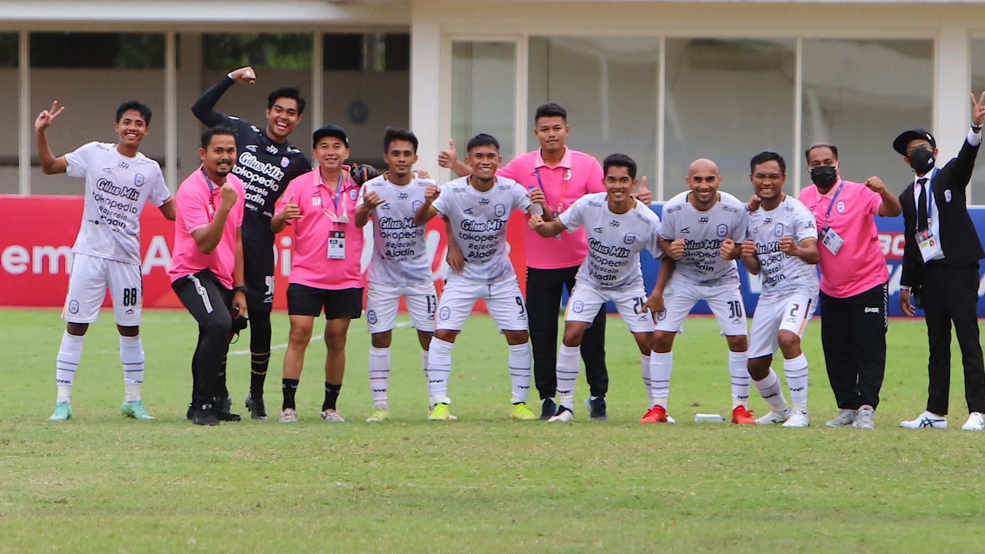 Suka cita pera pemain dan ofisial Rans Cilegon FC seusai menang atas Badak Lampung FC dalam laga pekan kesembilan Liga 2 2021 di Stadion Madya, Jakarta Pusat, 23 November 2021.