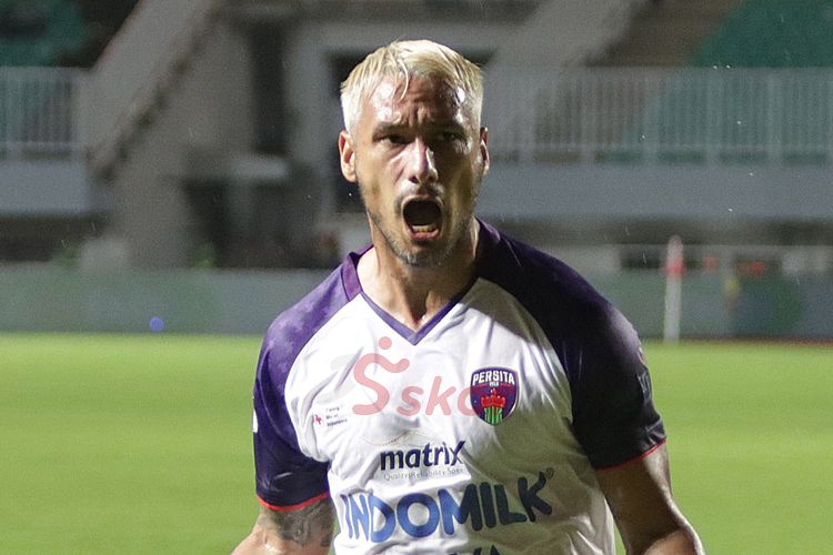 Pemain Persita Tangerang, Raphael Maitimo, melakukan selebrasi setelah berhasil mencetak gol dalam laga debutnya bersama Persita ke gawang Tira Persikabo pada 15 Maret 2020.