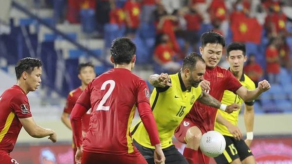 Penyerang naturalisasi timnas Malaysia, Guilherme De Paula, dikawal pemain-pemain timnas Vietnam dalam lanjutan Grup G Kualifikasi Piala Dunia 2022, Jumat (11/6/2021).