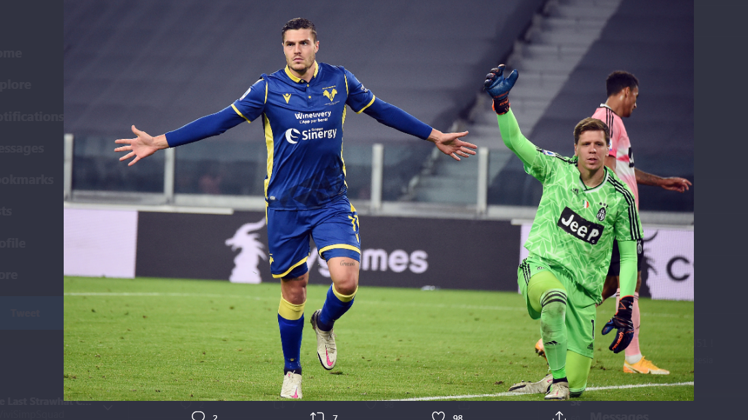 Penyerang Hellas Verona, Andrea Favilli, saat mencetak gol ke gawang Juventus.