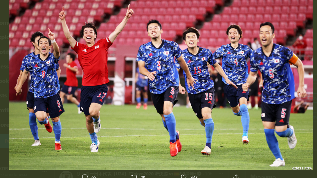 Para pemain timnas Jepang merayakan kemenangan lawan Selandia Baru di Olimpiade Tokyo 2020.