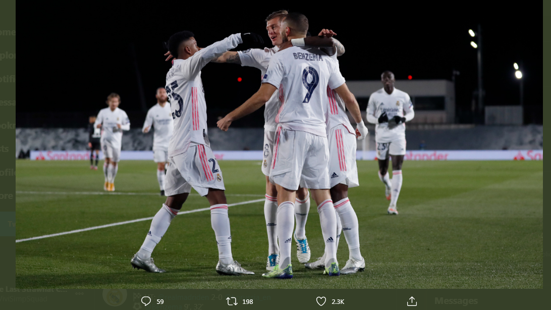Para pemain Real Madrid merayakan gol Karim Benzema ke gawang Borussia Monchengladbach.