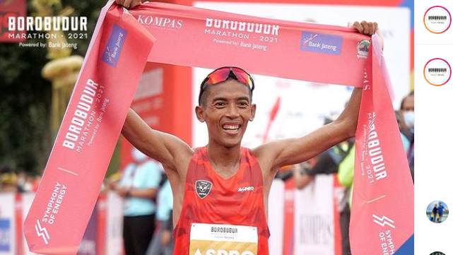 Pelari Agus Prayogo keluar sebagai pemenang maraton kategori putra Borobudur Marathon 2021.
