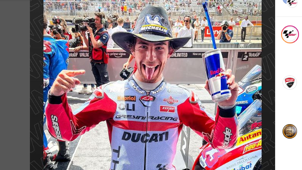 Pembalap Gresini Racing, Enea Bastianini, berpose usai menyabet podium teratas di MotoGP Americas 2022.