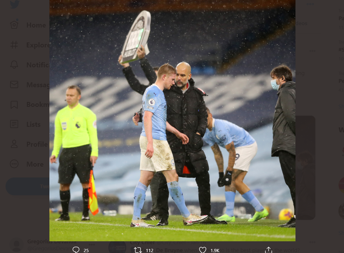 Momen Kevin De Bruyne (kiri) saat ditarik keluar pada laga Manchester City vs Aston Villa.