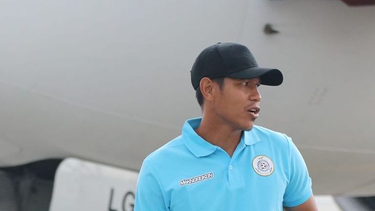 Mantan striker PSMS Medan, Saktiawan Sinaga dalam balutan kaos polo klub Liga 2 2020, AA Tiga Naga di sebuah bandara saat melakoni tur pada 2019.