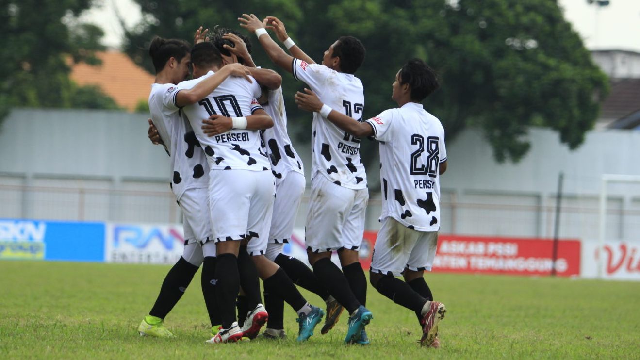 Selebrasi para pemain Persebi Boyolali saat merayakan kelolosan mereka ke babak 10 besar Liga 3 Jawa Tengah 2021.