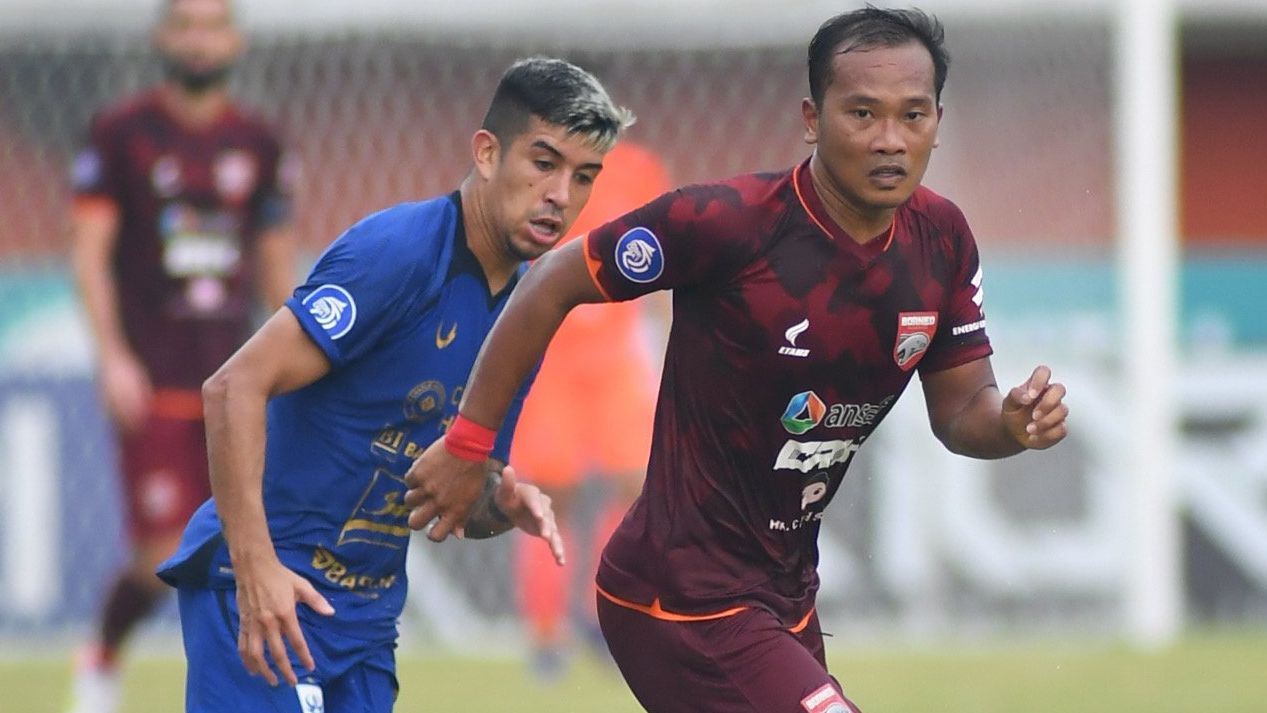Pemain Borneo FC, Wawan Febrianto dikejar pilar asing PSIS Semarang, Jonathan Cantillana dalam laga pekan ke-11 Liga 1 2021-2022,  6 November 2021.