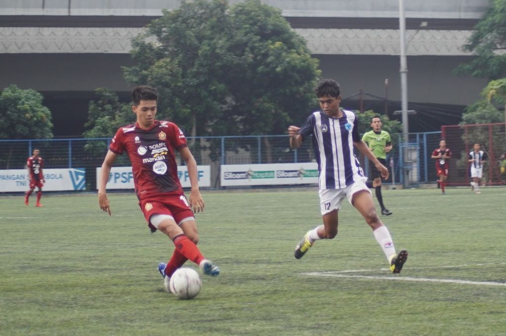Duel pemain ASIOP dan Bogor City pada laga semifinal Liga TopSkor U-15 musim 2021-2022.