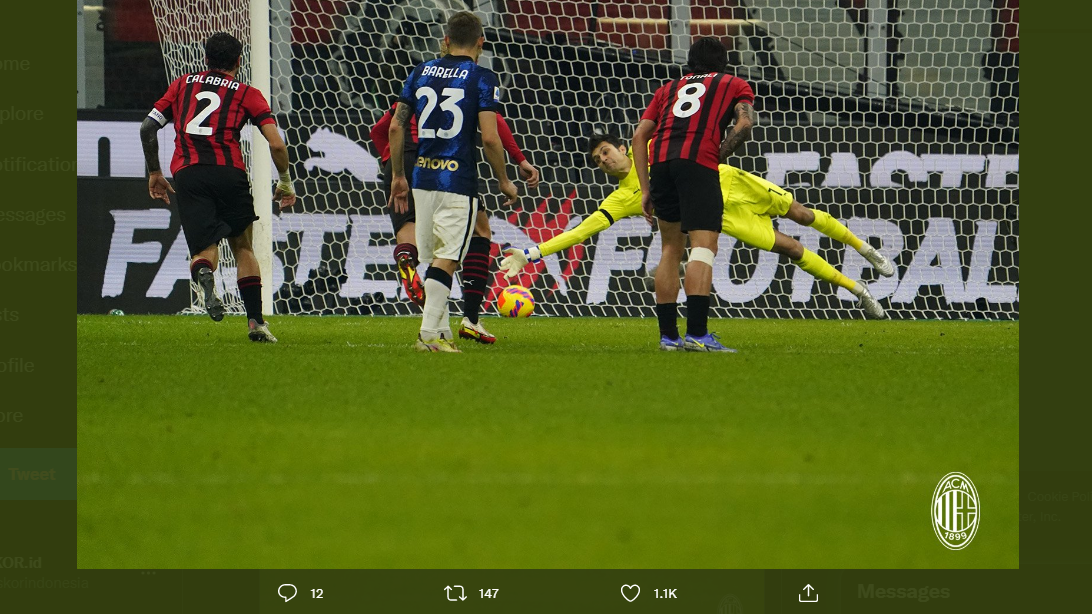 Ciprian Tatarusanu saat menyelamatkan penalti Lautaro Martinez pada laga AC Milan vs Inter Milan di Liga Italia.