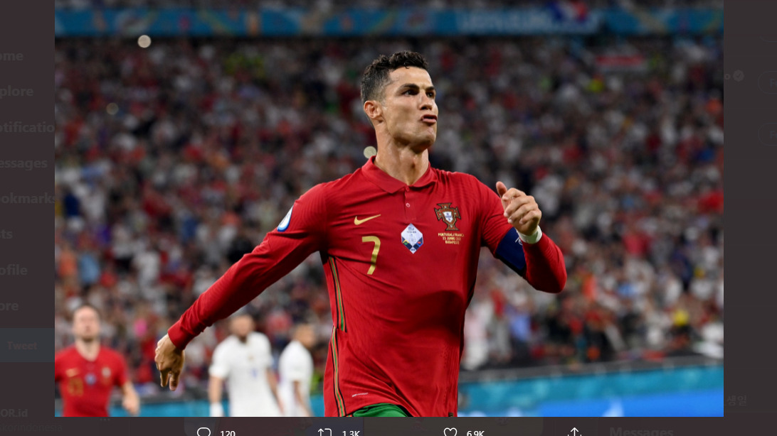 Pemain Portugal, Cristiano Ronaldo, mencetak gol ke gawang Prancis di Piala Eropa 2020.