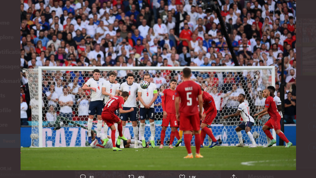 Mikkel Damsgaard saat melepas tendangan bebas pada laga Inggris vs Denmark di Piala eropa 2020.