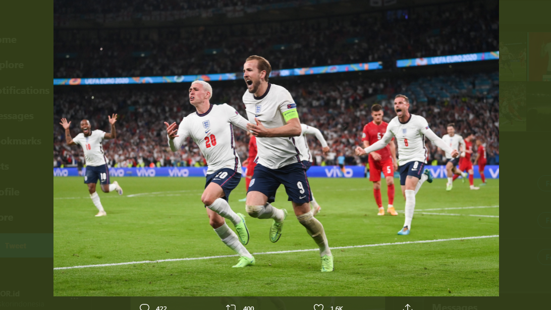 Harry Kane mencetak gol untuk Inggris ke gawang Denmark pada laga semifinal Piala Eropa 2020.