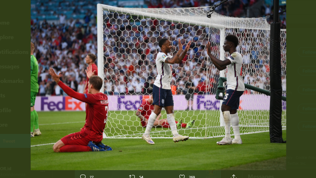 Raheem Sterling dan Bukayo Saka merayakan gol timnas Inggris ke gawang Denmark di Piala Eropa 2020.