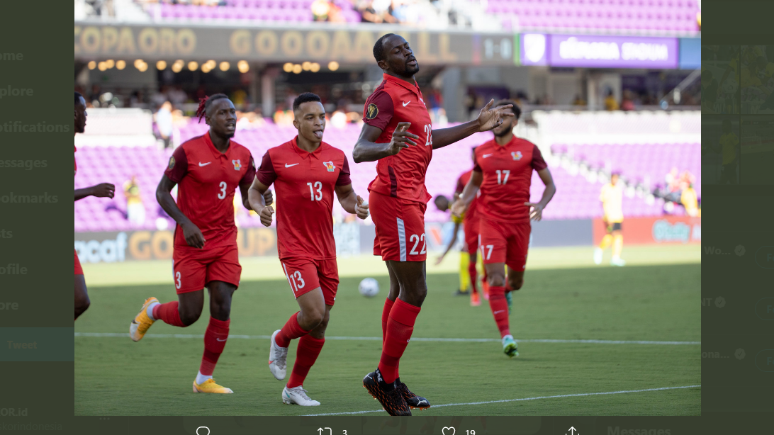 Para pemain Guadeloupe merayakan gol ke gawang Jamaika di Piala Emas CONCACAF 2021.