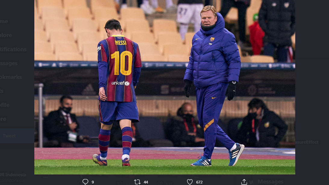 Lionel Messi berjalan usai mendapat kartu merah pada laga final Piala Super Spanyol.