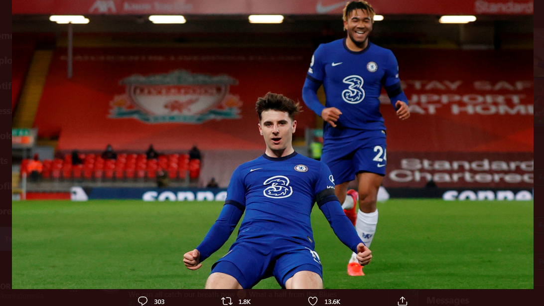 Pemain Chelsea, Mason Mount, merayakan golnya ke gawang Liverpool.