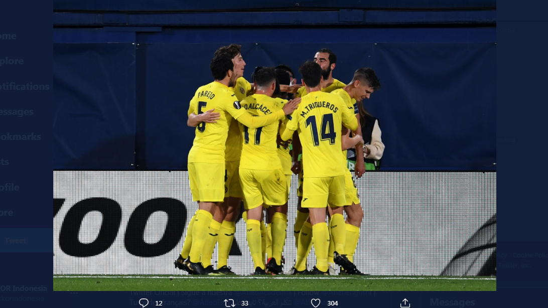 Para pemain Villarreal merayakan gol Raul Albiol ke gawang Arsenal.